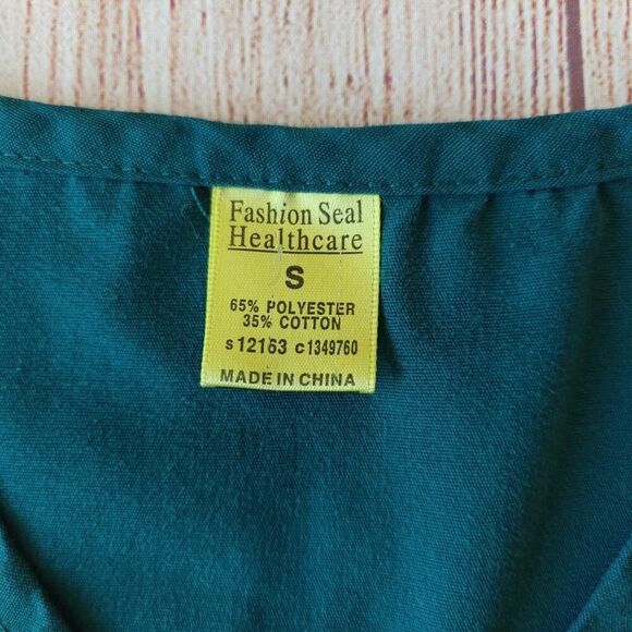 Pair of v-neck scrub tops sz S - Picture 9 of 10